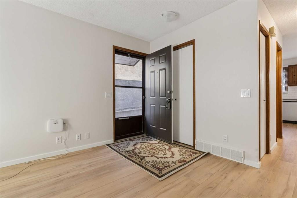 91 Edgehill Drive Nw, Calgary, AB - Indoor Photo Showing Other Room