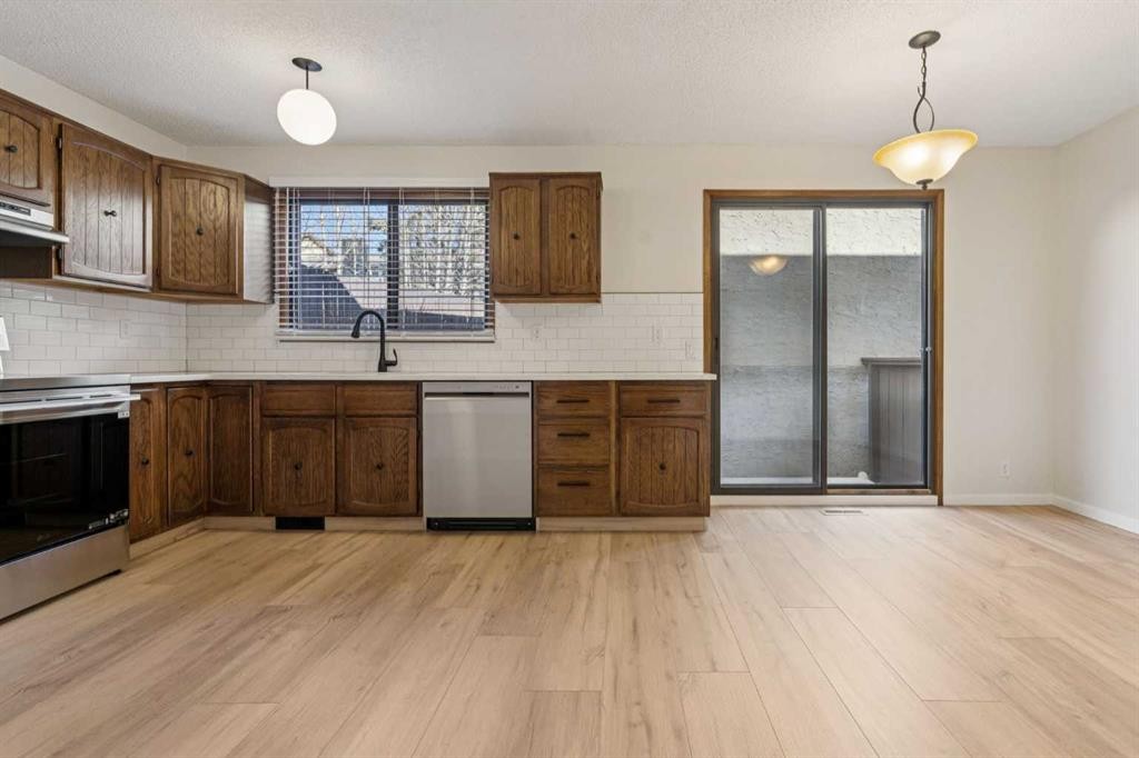 91 Edgehill Drive Nw, Calgary, AB - Indoor Photo Showing Kitchen