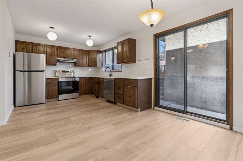 91 Edgehill Drive Nw, Calgary, AB - Indoor Photo Showing Kitchen