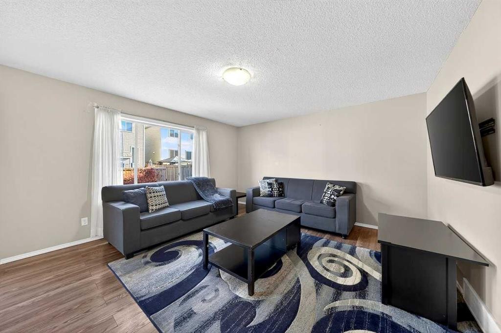 899 Windhaven Close Sw, Airdrie, AB - Indoor Photo Showing Living Room