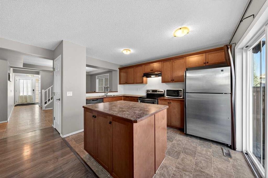 899 Windhaven Close Sw, Airdrie, AB - Indoor Photo Showing Kitchen