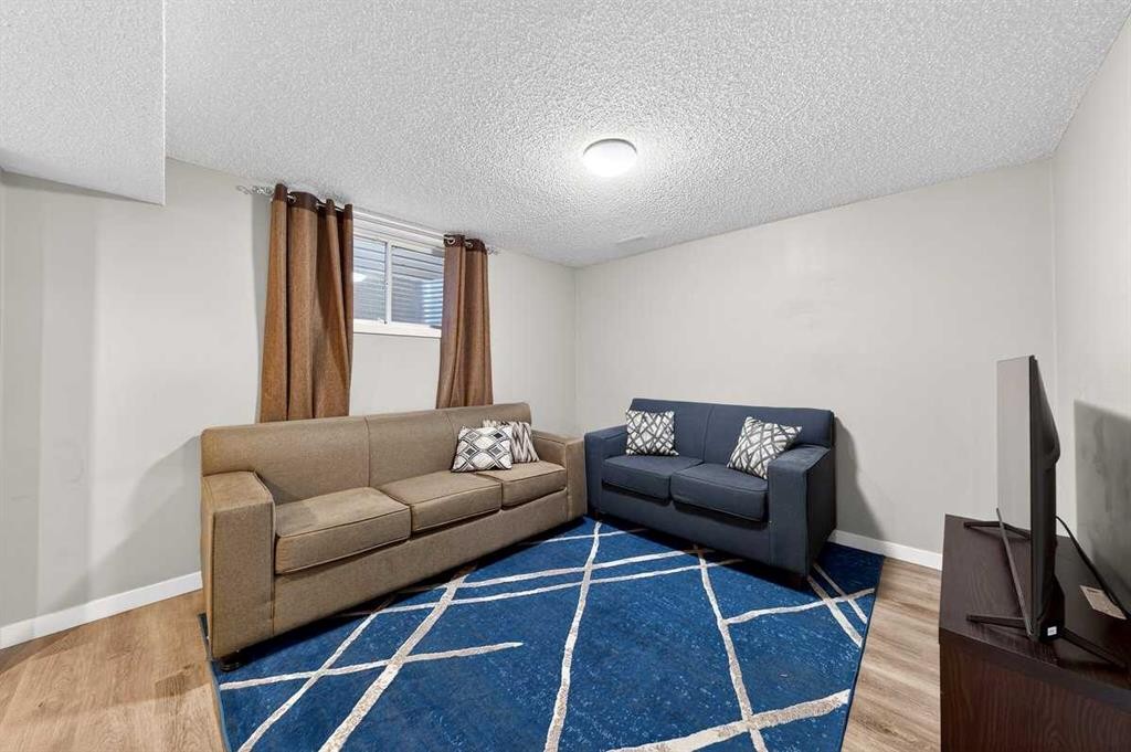 899 Windhaven Close Sw, Airdrie, AB - Indoor Photo Showing Living Room