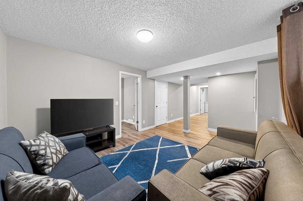 899 Windhaven Close Sw, Airdrie, AB - Indoor Photo Showing Living Room