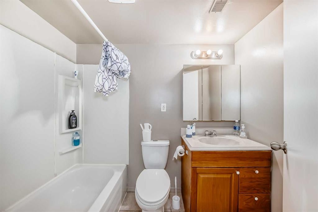 627 Fortalice Crescent Se, Calgary, AB - Indoor Photo Showing Bathroom