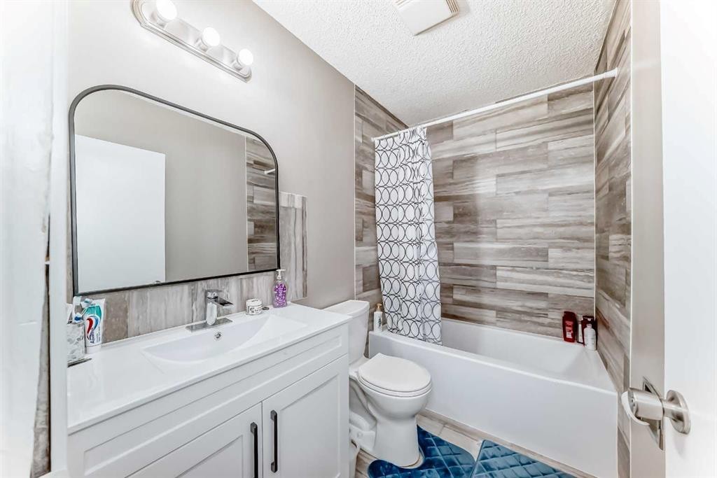 627 Fortalice Crescent Se, Calgary, AB - Indoor Photo Showing Bathroom