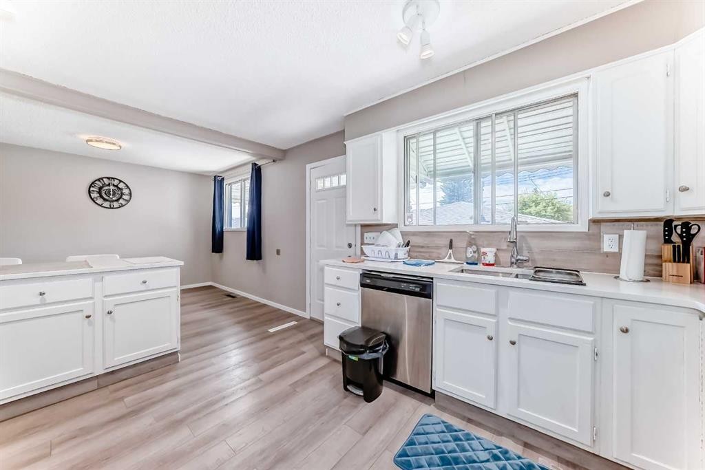 627 Fortalice Crescent Se, Calgary, AB - Indoor Photo Showing Kitchen