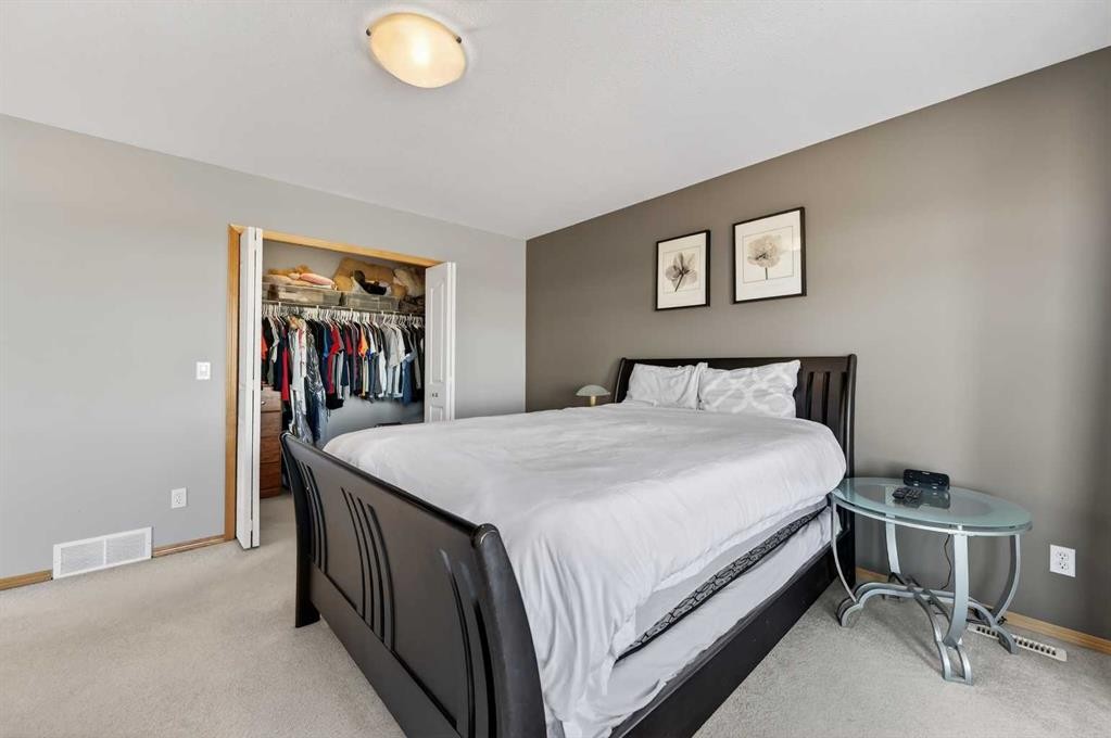 201 Saddlecrest Way Ne, Calgary, AB - Indoor Photo Showing Bedroom