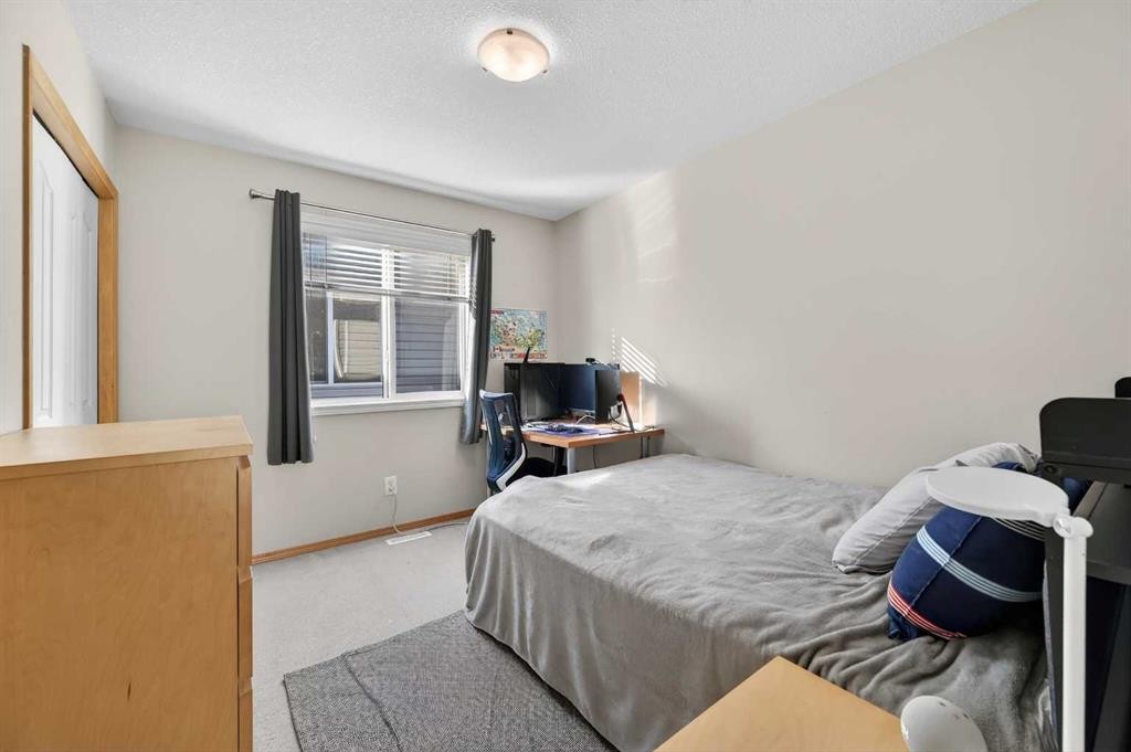 201 Saddlecrest Way Ne, Calgary, AB - Indoor Photo Showing Bedroom