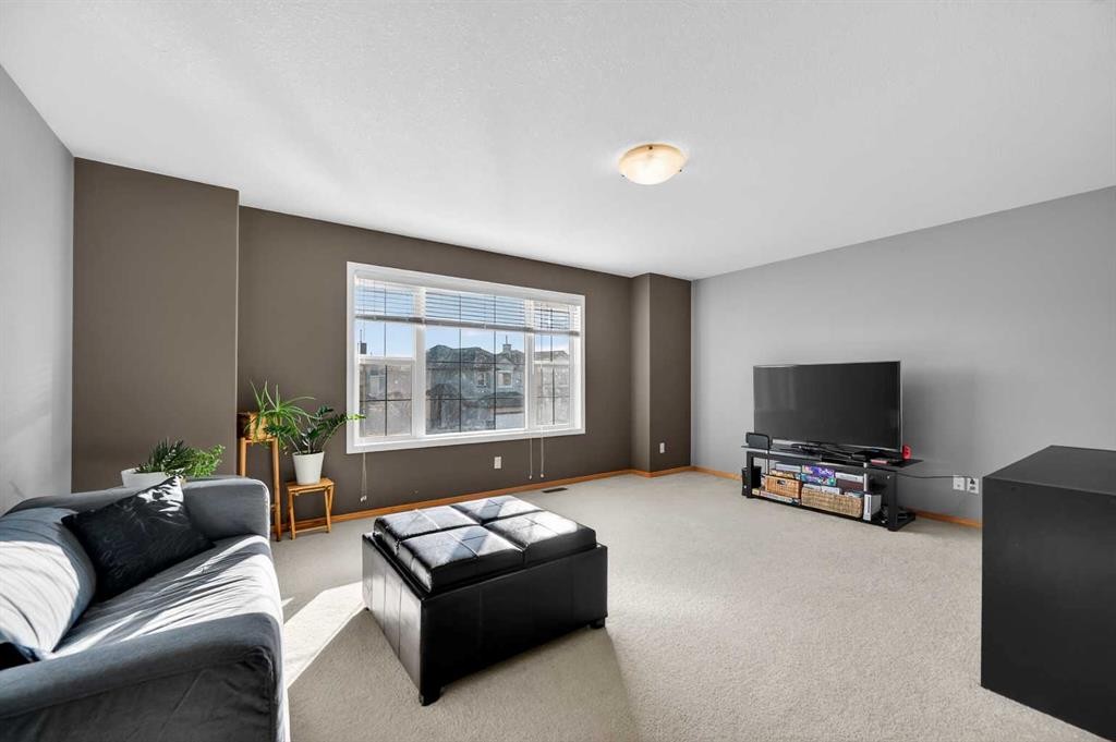 201 Saddlecrest Way Ne, Calgary, AB - Indoor Photo Showing Living Room