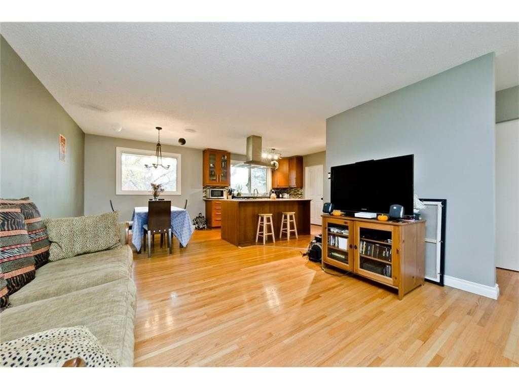 81 Westminster Drive Sw, Calgary, AB - Indoor Photo Showing Living Room