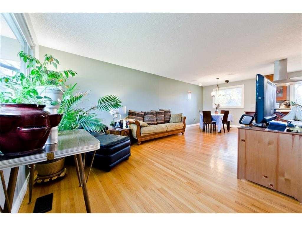 81 Westminster Drive Sw, Calgary, AB - Indoor Photo Showing Living Room