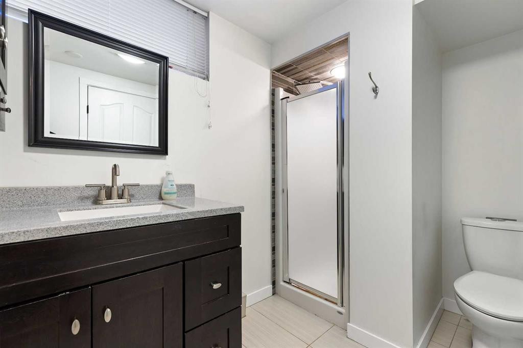 81 Westminster Drive Sw, Calgary, AB - Indoor Photo Showing Bathroom