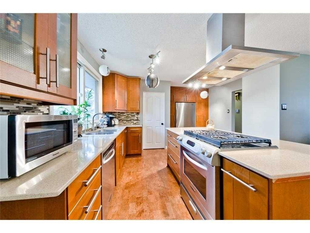 81 Westminster Drive Sw, Calgary, AB - Indoor Photo Showing Kitchen With Double Sink With Upgraded Kitchen