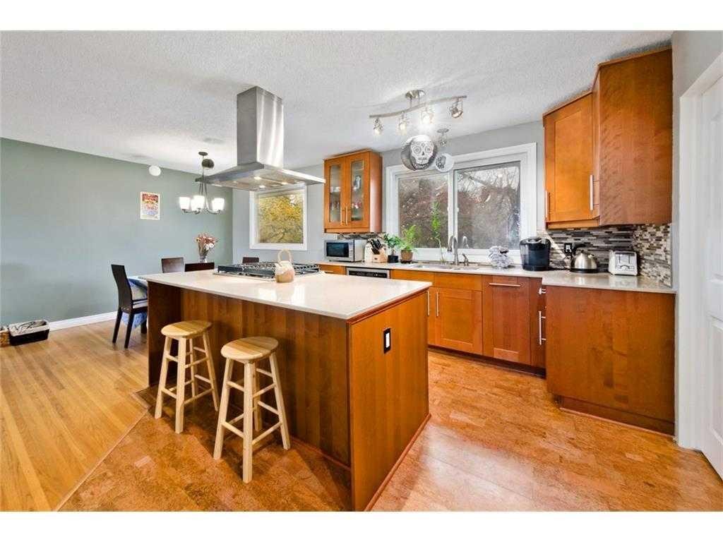 81 Westminster Drive Sw, Calgary, AB - Indoor Photo Showing Kitchen