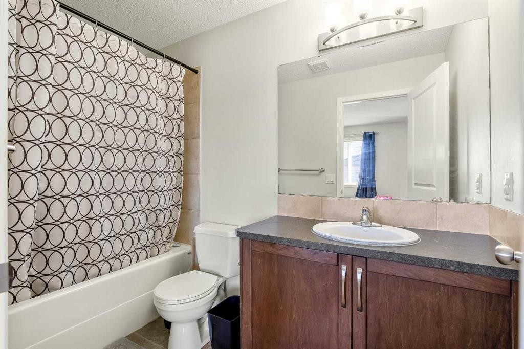 8339 Saddlebrook Drive Ne, Calgary, AB - Indoor Photo Showing Bathroom