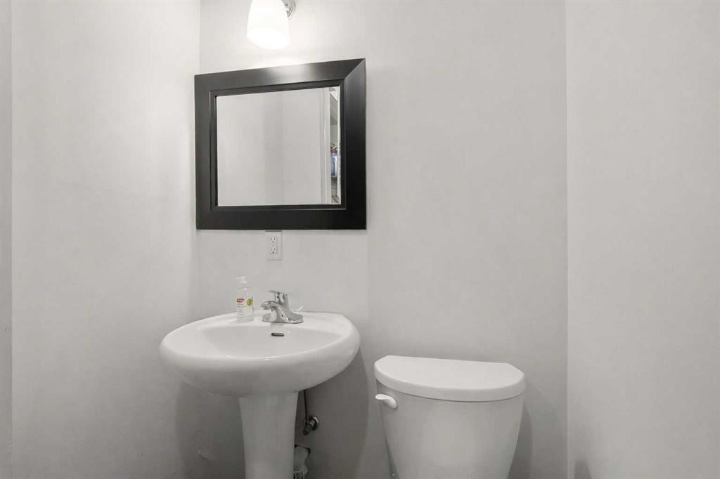 8339 Saddlebrook Drive Ne, Calgary, AB - Indoor Photo Showing Bathroom