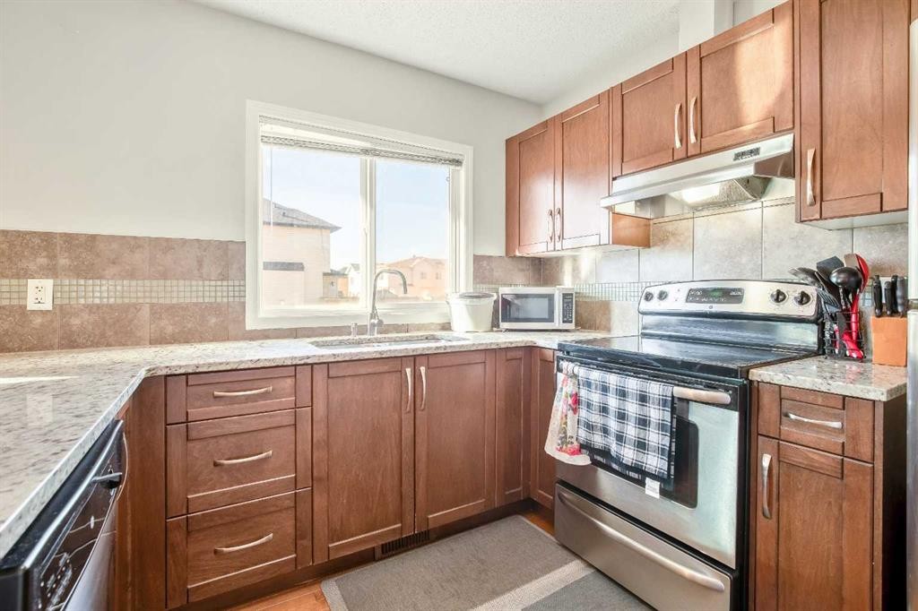 8339 Saddlebrook Drive Ne, Calgary, AB - Indoor Photo Showing Kitchen