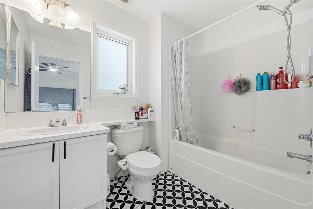 41 New Brighton Green Se, Calgary, AB - Indoor Photo Showing Bathroom