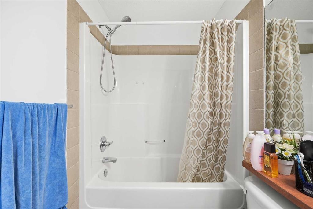 41 New Brighton Green Se, Calgary, AB - Indoor Photo Showing Bathroom