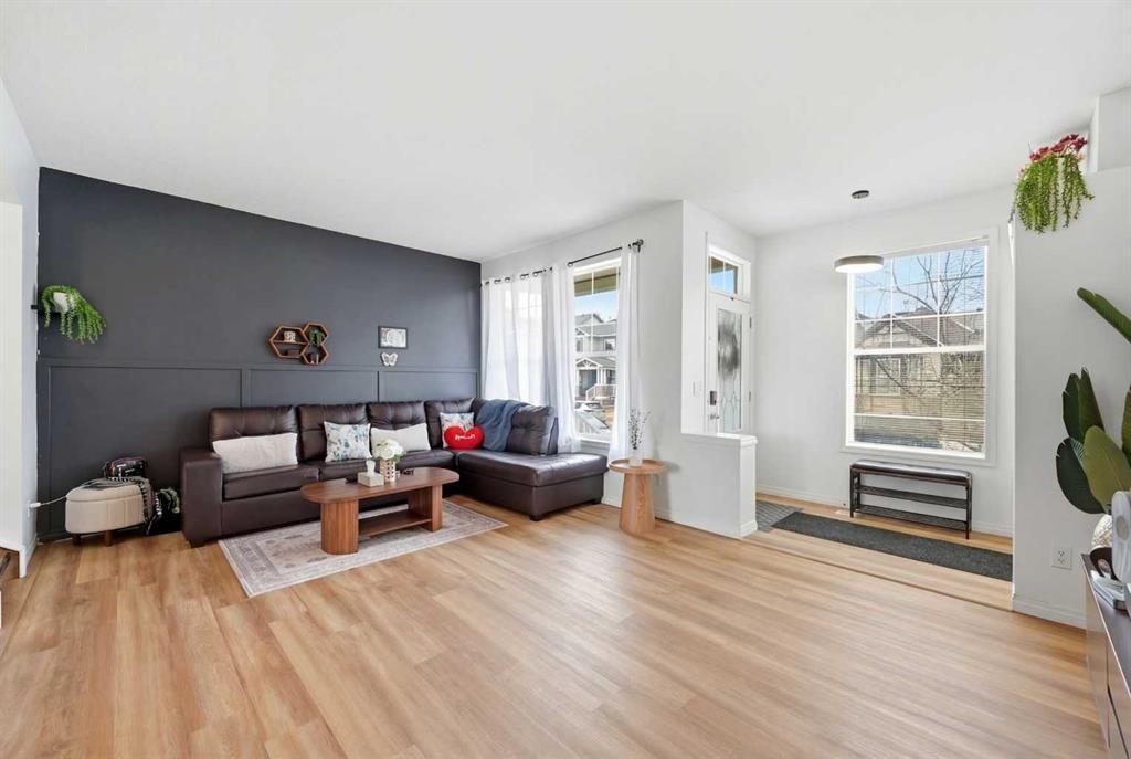 41 New Brighton Green Se, Calgary, AB - Indoor Photo Showing Living Room