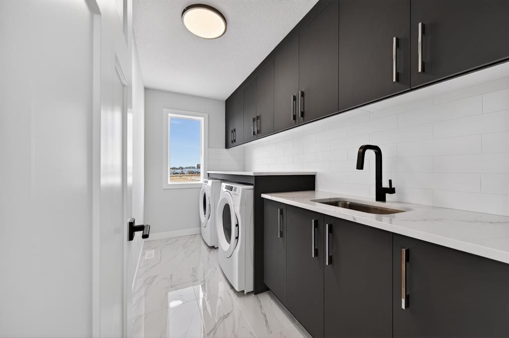 709 Dawson Place, Chestermere, AB - Indoor Photo Showing Laundry Room