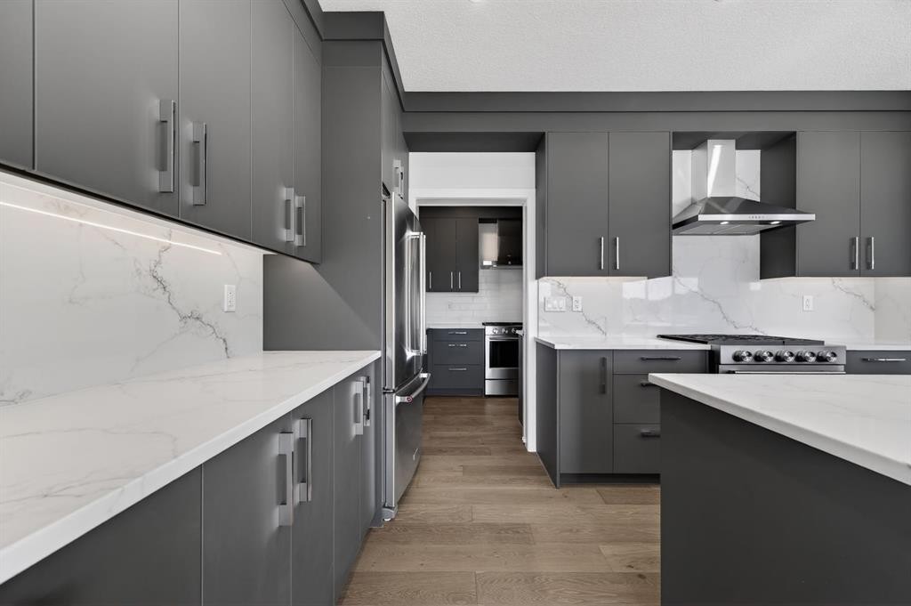 709 Dawson Place, Chestermere, AB - Indoor Photo Showing Kitchen With Upgraded Kitchen