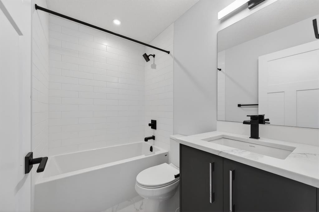 709 Dawson Place, Chestermere, AB - Indoor Photo Showing Bathroom