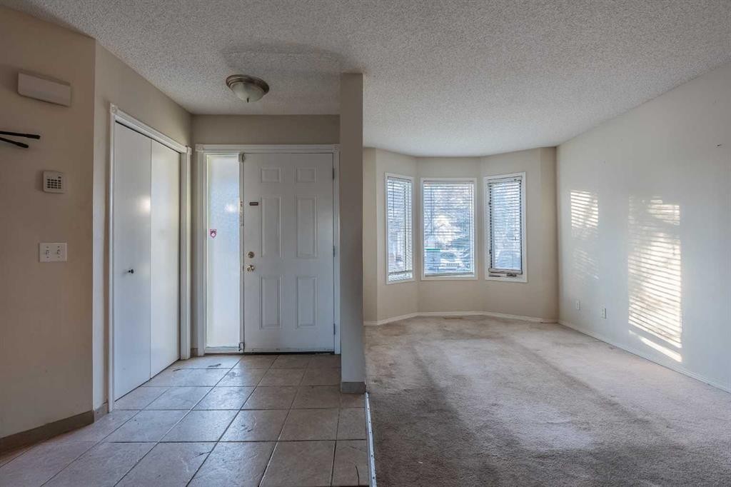 68 Abbeydale Villas Ne, Calgary, AB - Indoor Photo Showing Other Room