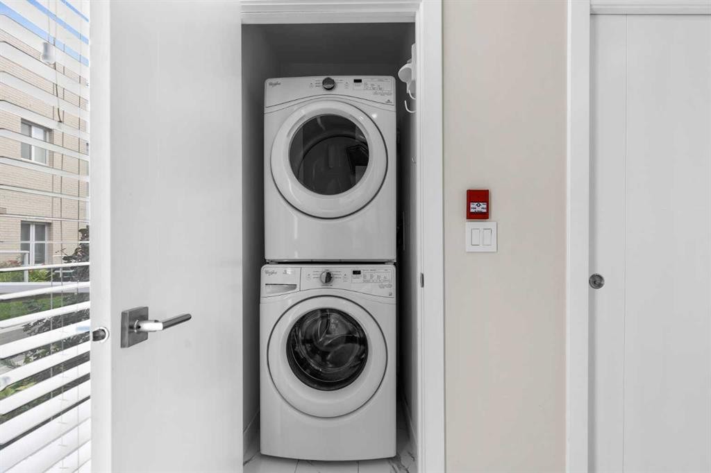 4060 Kovitz Lane Nw, Calgary, AB - Indoor Photo Showing Laundry Room