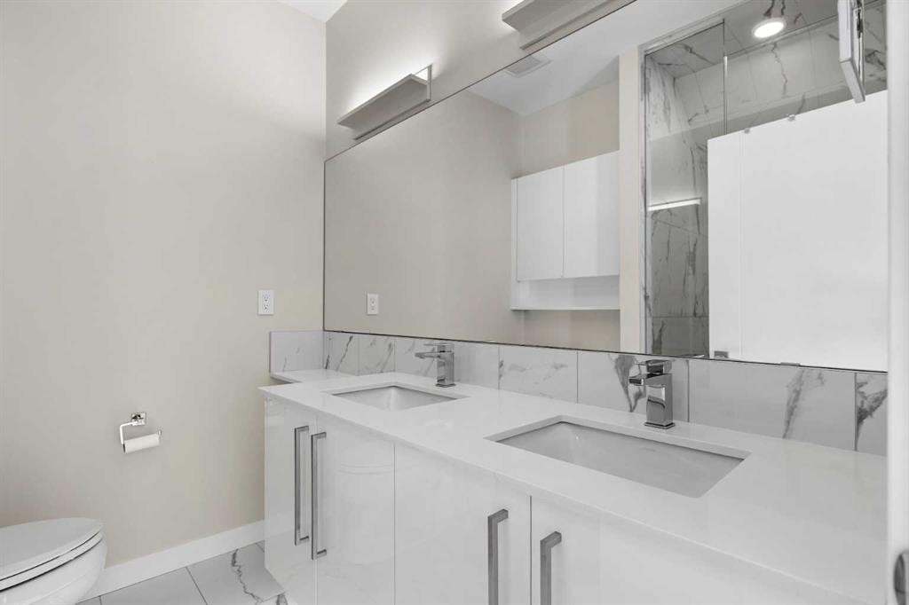 4060 Kovitz Lane Nw, Calgary, AB - Indoor Photo Showing Bathroom