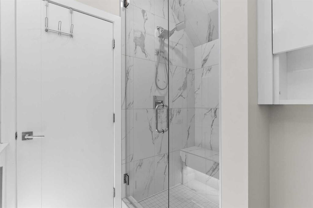 4060 Kovitz Lane Nw, Calgary, AB - Indoor Photo Showing Bathroom