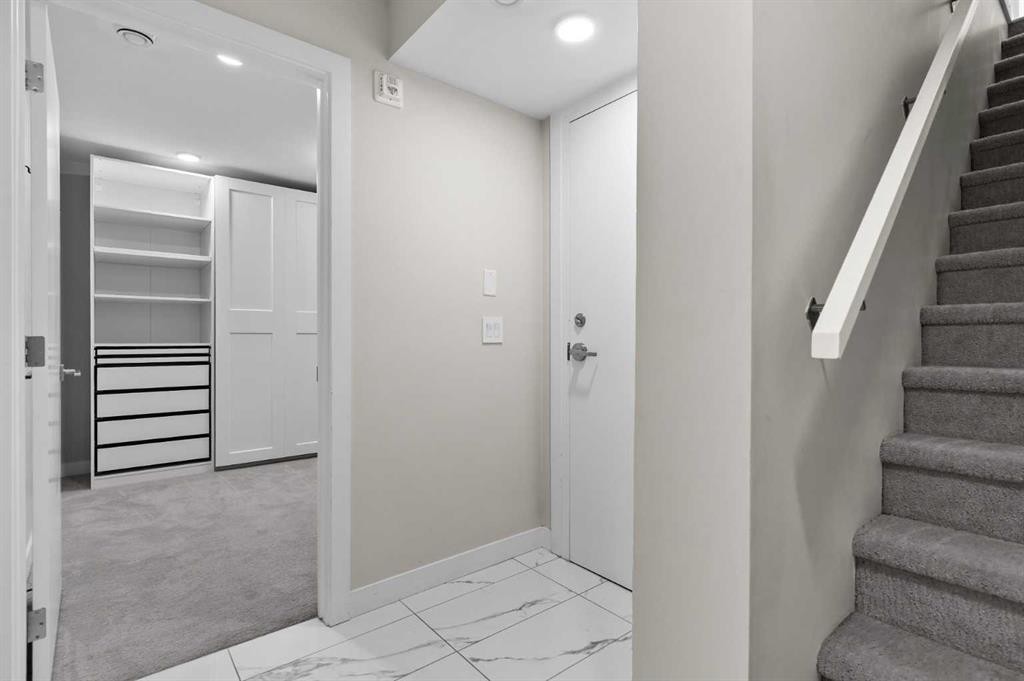 4060 Kovitz Lane Nw, Calgary, AB - Indoor Photo Showing Other Room