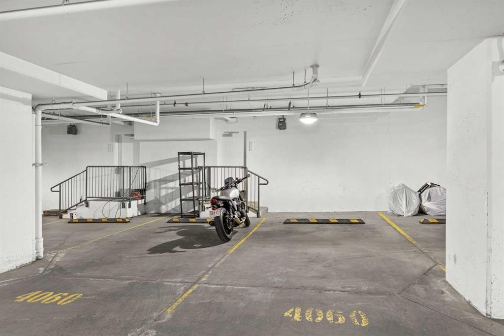 4060 Kovitz Lane Nw, Calgary, AB - Indoor Photo Showing Garage