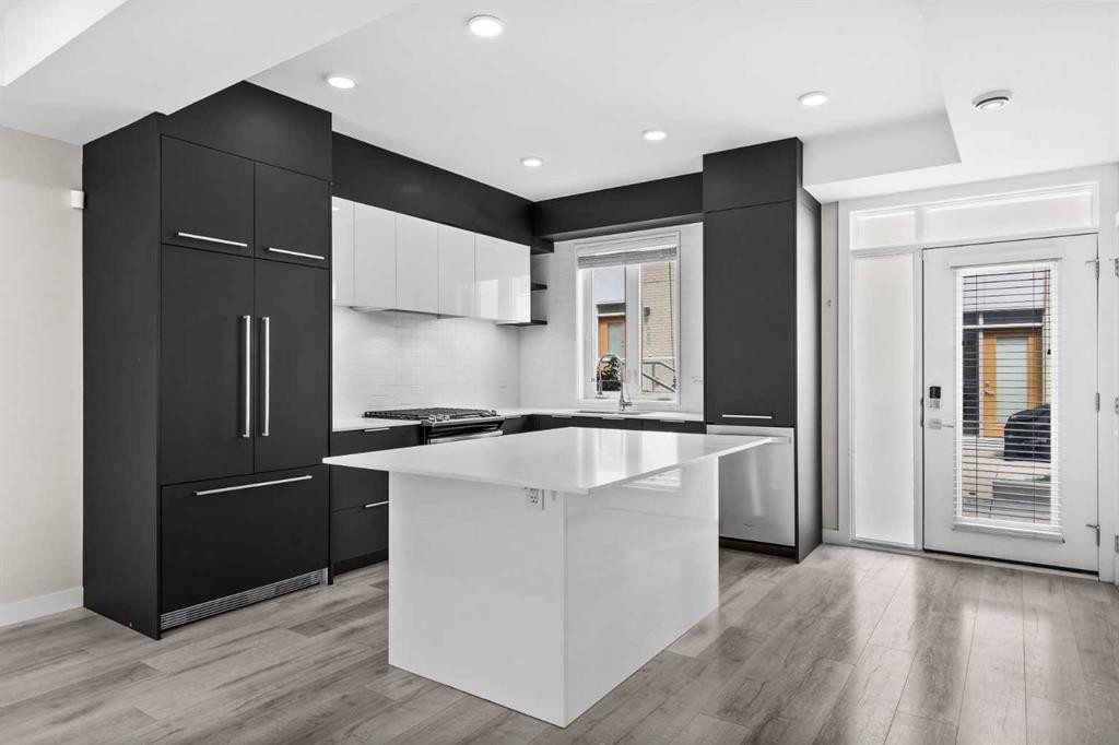 4060 Kovitz Lane Nw, Calgary, AB - Indoor Photo Showing Kitchen With Upgraded Kitchen