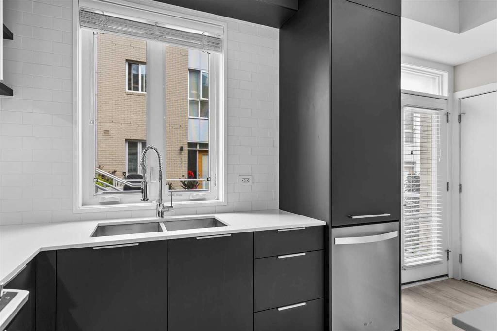 4060 Kovitz Lane Nw, Calgary, AB - Indoor Photo Showing Kitchen With Double Sink
