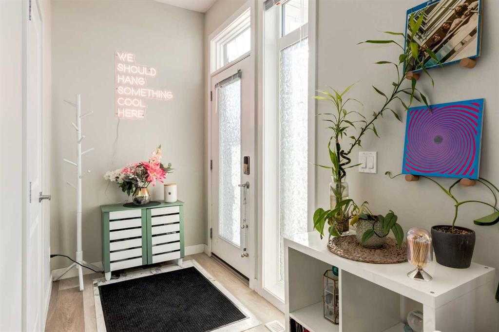 212 Crestbrook Common Sw, Calgary, AB - Indoor Photo Showing Other Room