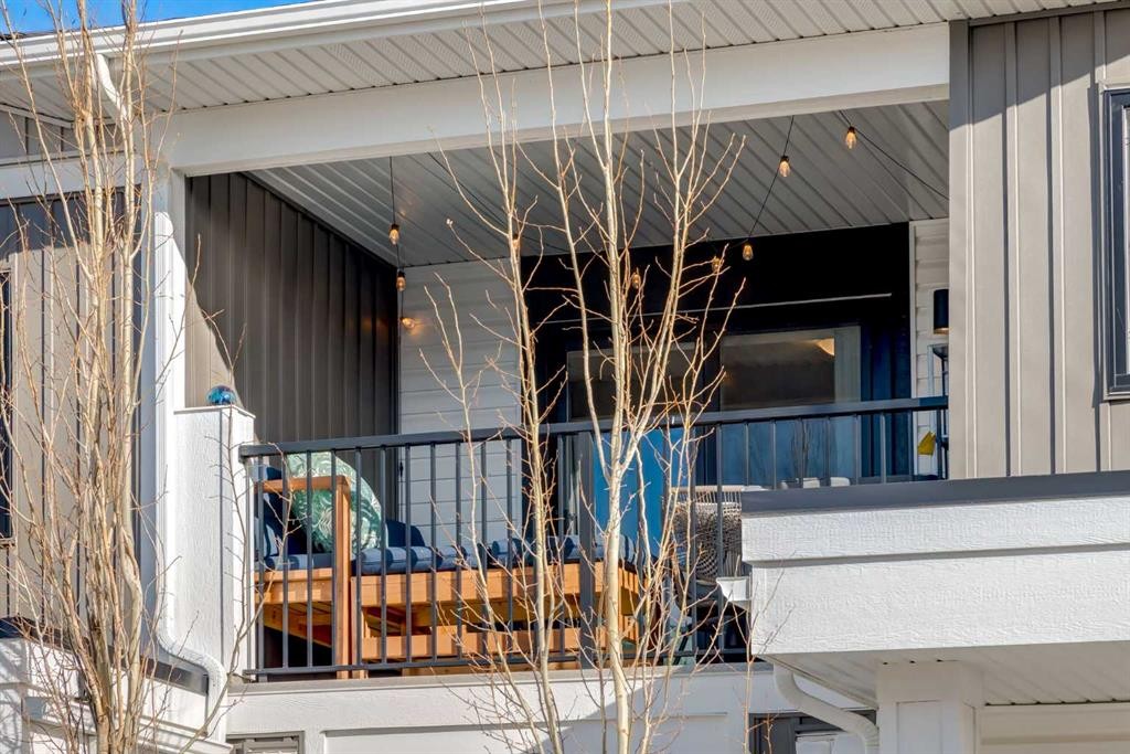 212 Crestbrook Common Sw, Calgary, AB - With Exterior