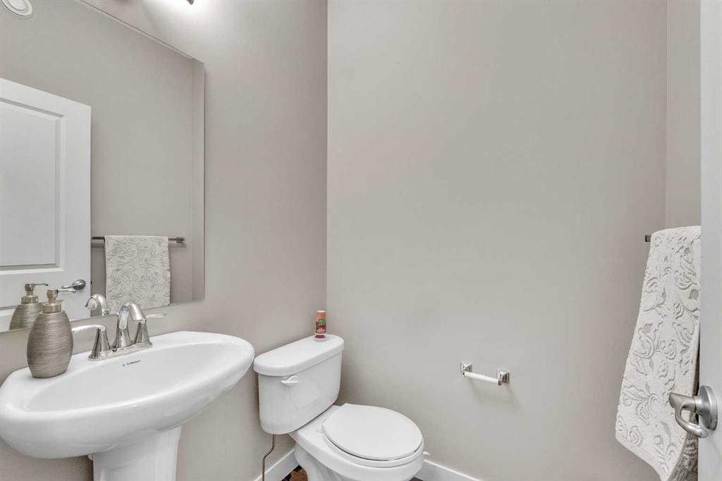 145 Walden Park Se, Calgary, AB - Indoor Photo Showing Bathroom