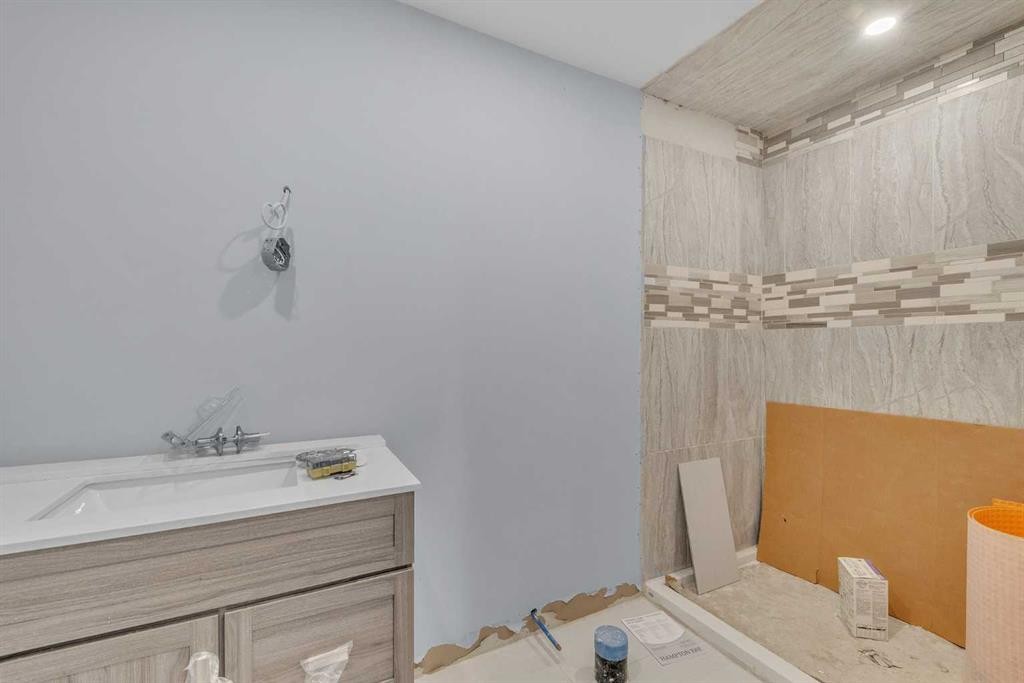 145 Walden Park Se, Calgary, AB - Indoor Photo Showing Bathroom