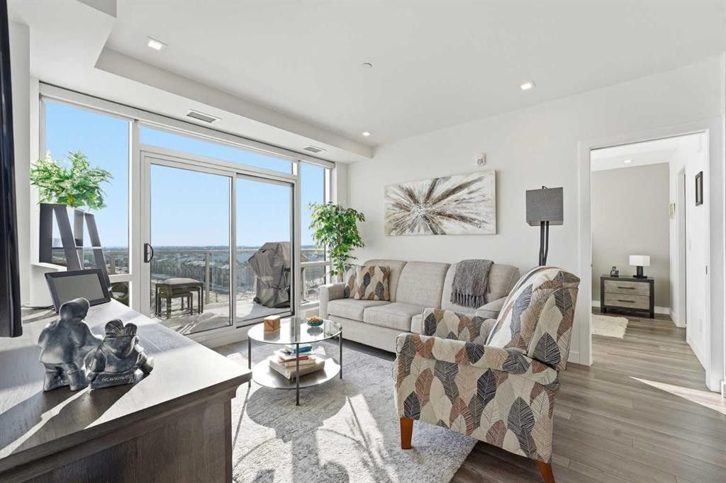 710-8505 Broadcast Avenue Sw, Calgary, AB - Indoor Photo Showing Living Room