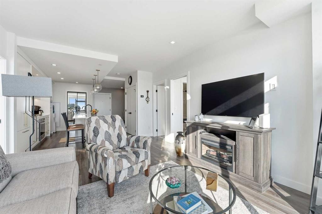 710-8505 Broadcast Avenue Sw, Calgary, AB - Indoor Photo Showing Living Room