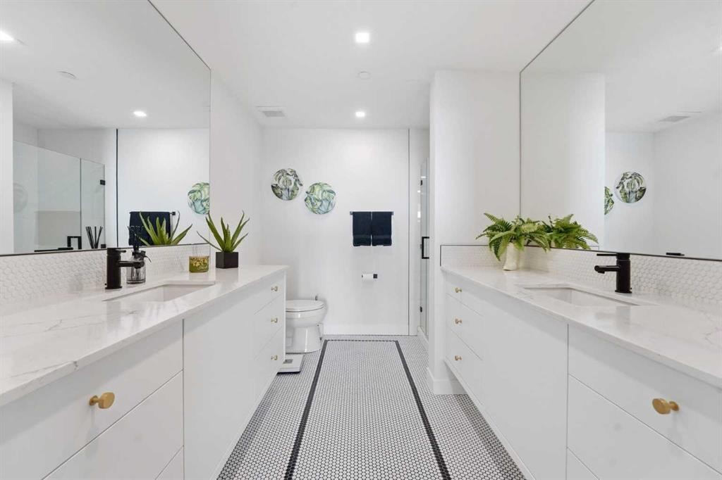 710-8505 Broadcast Avenue Sw, Calgary, AB - Indoor Photo Showing Bathroom