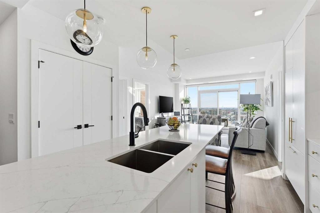 710-8505 Broadcast Avenue Sw, Calgary, AB - Indoor Photo Showing Kitchen With Double Sink With Upgraded Kitchen