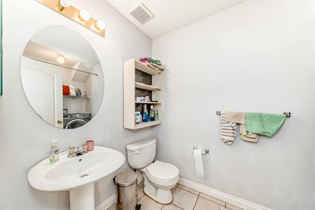 215 Appleglen Park Se, Calgary, AB - Indoor Photo Showing Bathroom