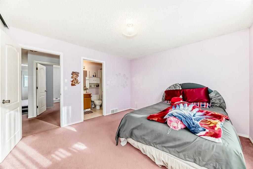 215 Appleglen Park Se, Calgary, AB - Indoor Photo Showing Bedroom