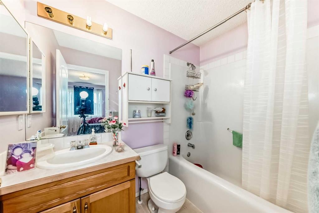 215 Appleglen Park Se, Calgary, AB - Indoor Photo Showing Bathroom