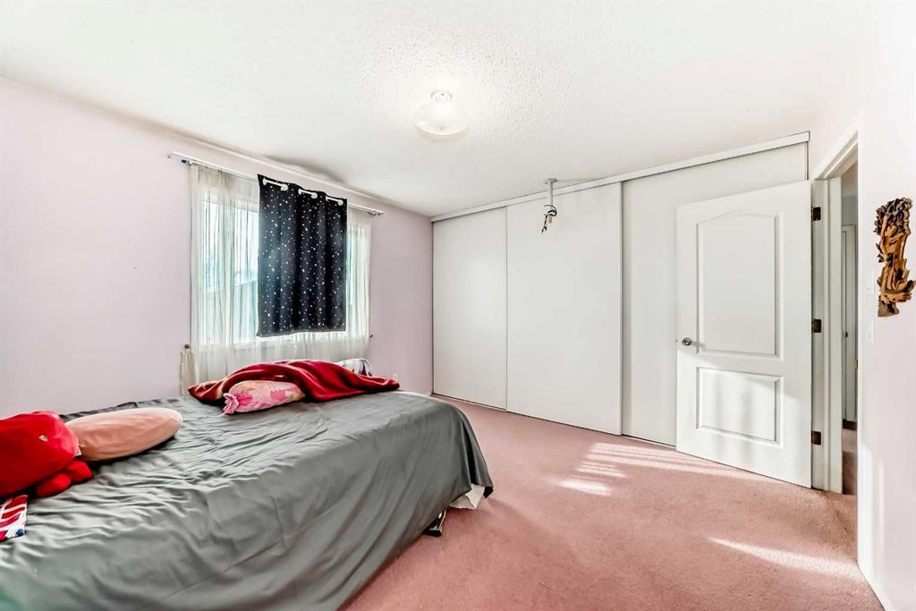 215 Appleglen Park Se, Calgary, AB - Indoor Photo Showing Bedroom