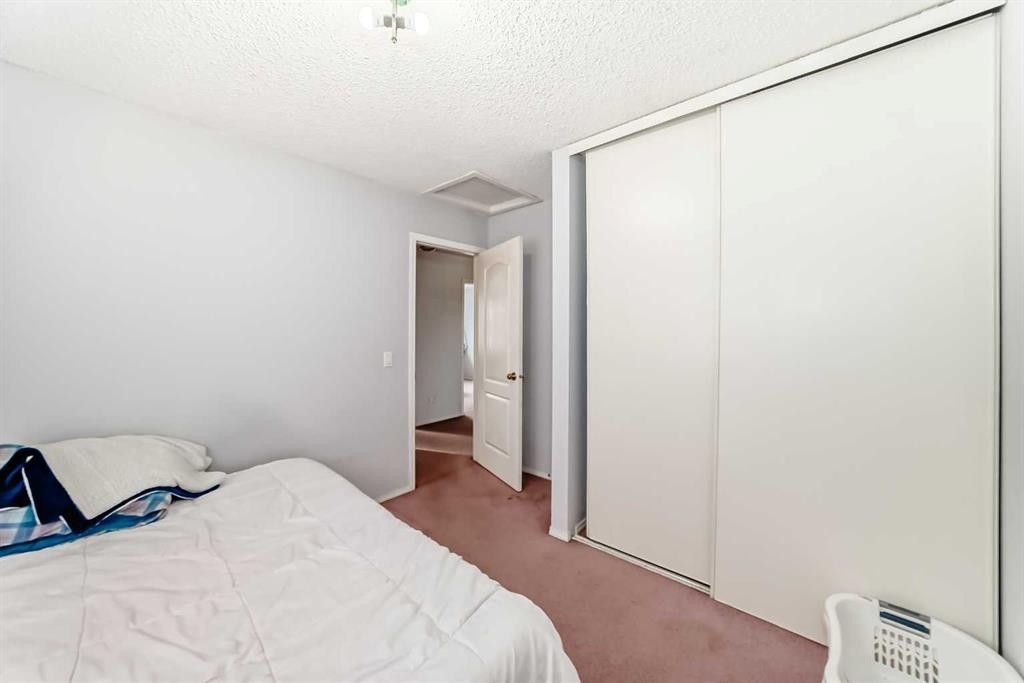 215 Appleglen Park Se, Calgary, AB - Indoor Photo Showing Bedroom