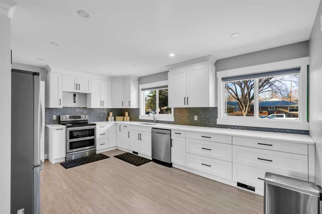 2046 33 Street Se, Calgary, AB - Indoor Photo Showing Kitchen With Stainless Steel Kitchen With Upgraded Kitchen