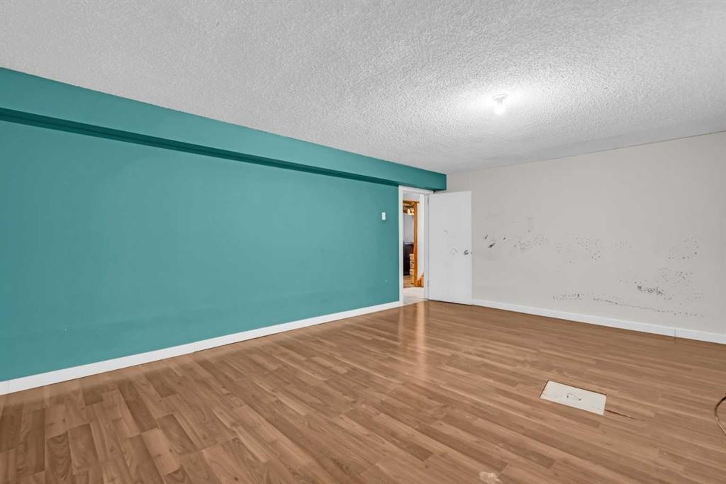 2046 33 Street Se, Calgary, AB - Indoor Photo Showing Other Room